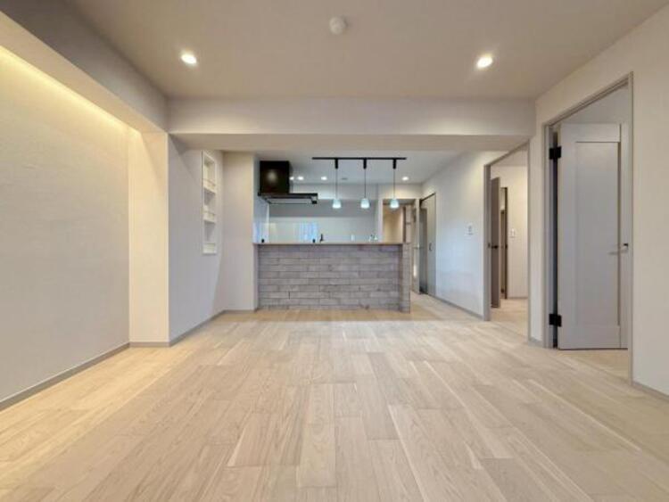 居間 リビングにあふれる採光と心地よい風のつどう調和された空間！！生活を彩る充実した日々が過ごせそうです。家族の滞在期間が長くなることを予測して、設計士が思いと工夫をこらした自慢のリビングダイニング！！！ 