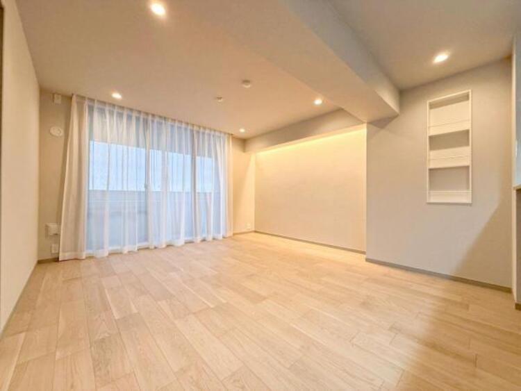 居間 開放感とプライベート感が見事に両立されたリビングダイニング！通常では相反するファクターがともにそろうと極上のくつろぎ空間が生まれます。だれにも譲りたくない至福の空間で過ごす日々は生活をより豊かにします 