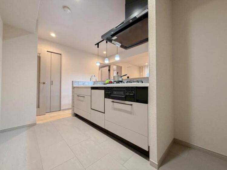 キッチン 【キッチン】広く取られたキッチンスペースはとても便利です。　自由にレイアウトがカスタマイズできます。 