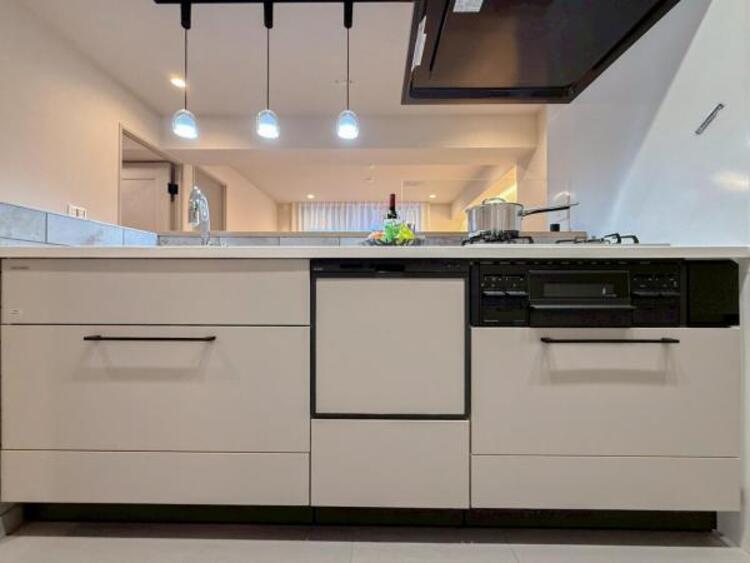 キッチン 食洗器付きキッチン！食後の洗い物の時間を食洗器にまかせて空いた時間を団欒や趣味に使うことができます。お使いにならない場合でも食器の乾燥や大きな食器の収納などにもお使いいただけます。 