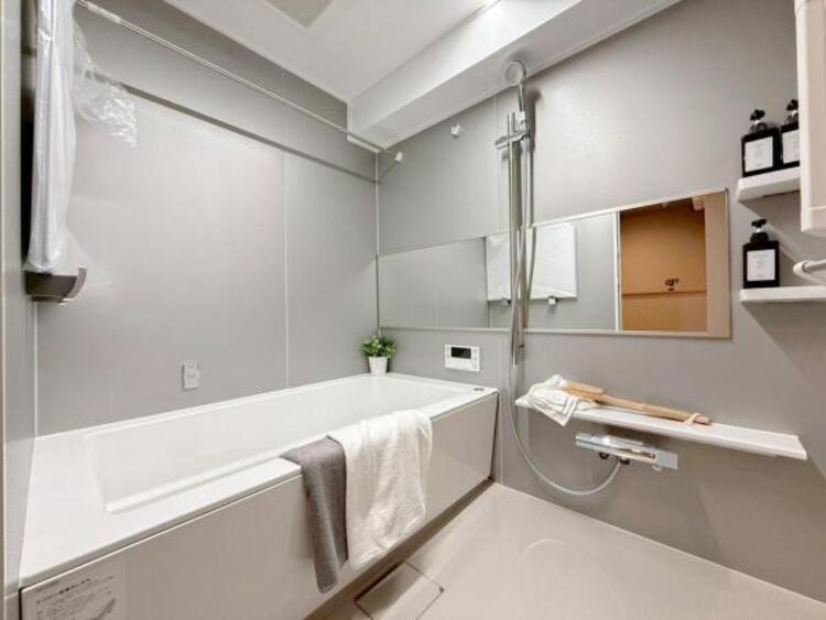 風呂 【浴室】ゆったりと寛げる広々バスで足を伸ばしてリラックス。　最新のユニットバスは設備も充実です。 