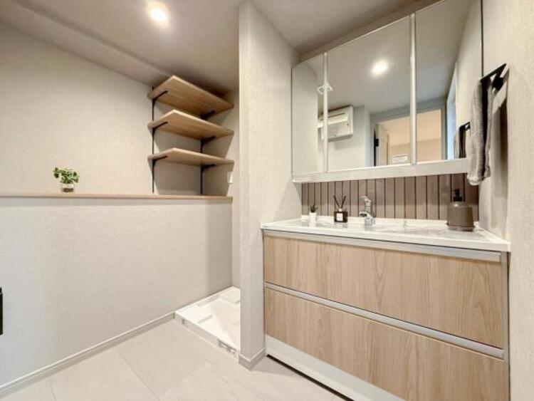 洗面 【洗面・脱衣所】３面鏡、シャワーヘッド、収納など充実の設備。動きやすい広さがあり使い勝手が良好です。 