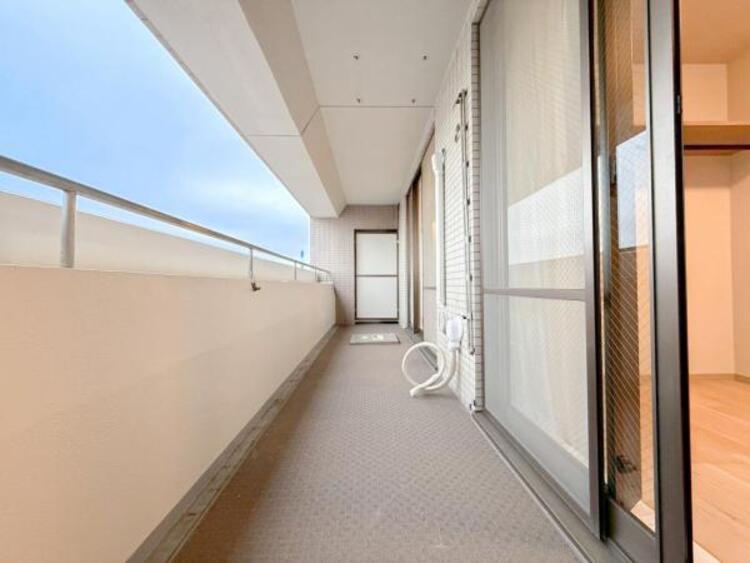 バルコニー 【バルコニー】太陽の光と爽やかな風でお洗濯物は気持ちいいです。 