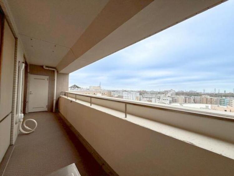 その他 【バルコニー】思わず大きく深呼吸したくなるバルコニー！空が青く、近く、広く感じる事が出来ます。 