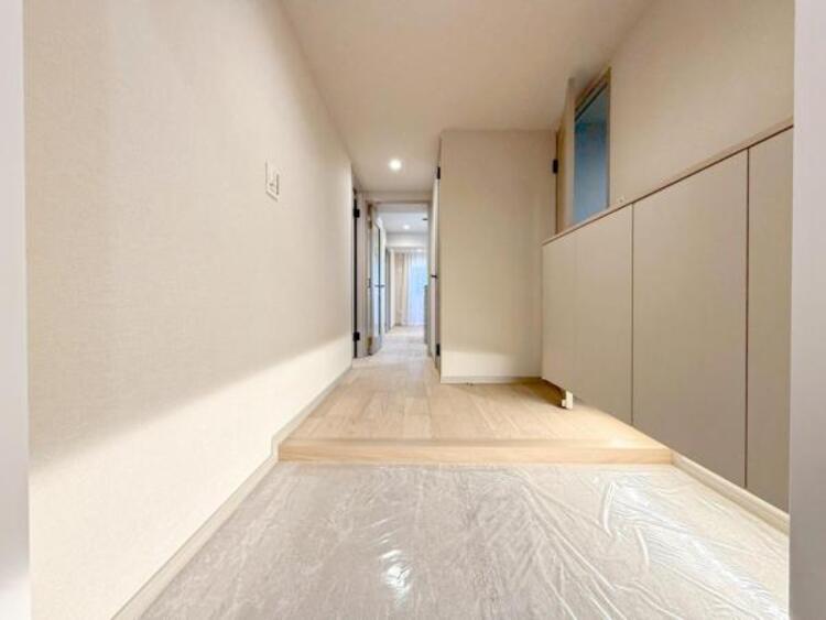 その他 【玄関】明るく広い玄関には収納力に優れたシューズボックス。　靴をスッキリと整頓することができます。 