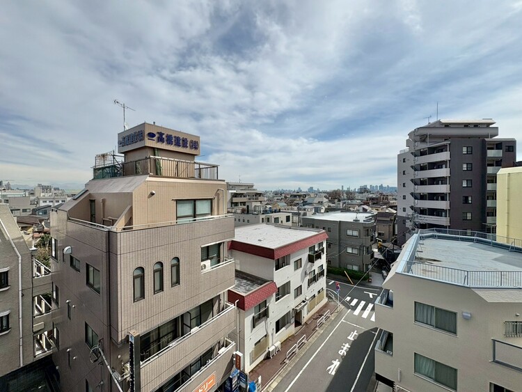 バルコニー 窓を開けると広がる青空。心をリフレッシュして日々を過ごしていきましょう。