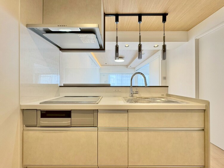 キッチン スマートな意匠と充実の機能を備えたキッチンが、暮らしにおいしい彩りを添えます。