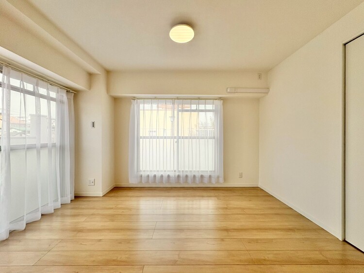 寝室 ベッドも十分に設置するスペースがあります。