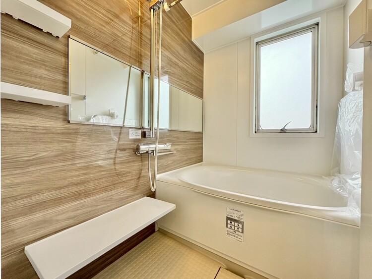 風呂 一日の疲れを癒すバスルームは、心地よいリラックスを叶える清潔感溢れる空間です。