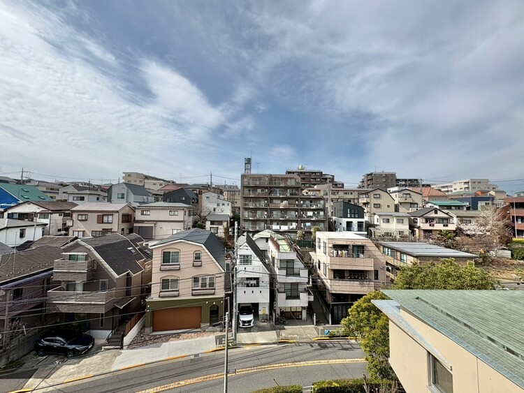 バルコニー 窓を開けると広がる青空。心をリフレッシュして日々を過ごしていきましょう。