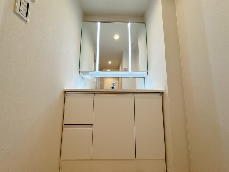 洗面 何かと物が増える場所だからこそ、スッキリと見映えの良い空間に。