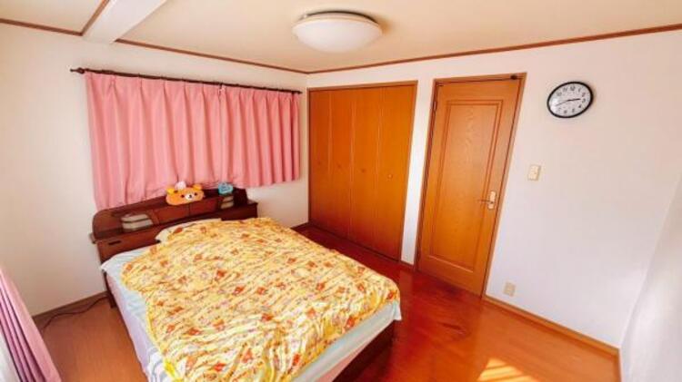 内装 南向きのため太陽の光が差し込む居室。約7帖の広さがあり、開放的な居室です。