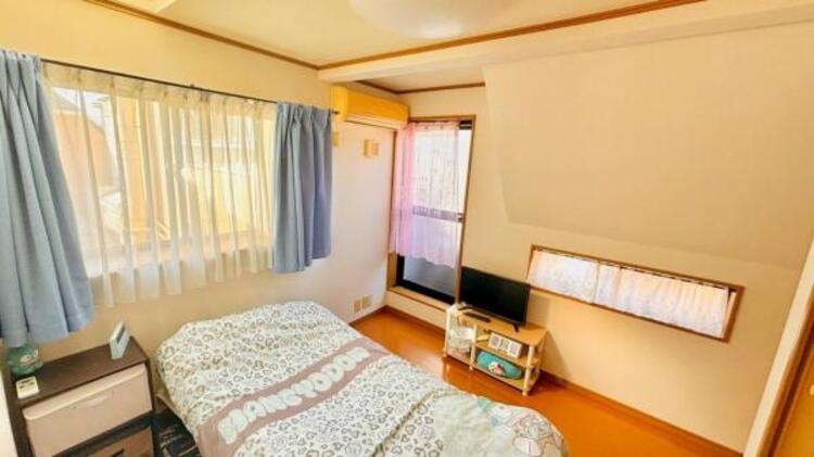 内装 トップライト（天窓）を備えた明るい一室。収納付きのため寝室としての利用だけでなく、書斎や趣味の部屋にも適しています。