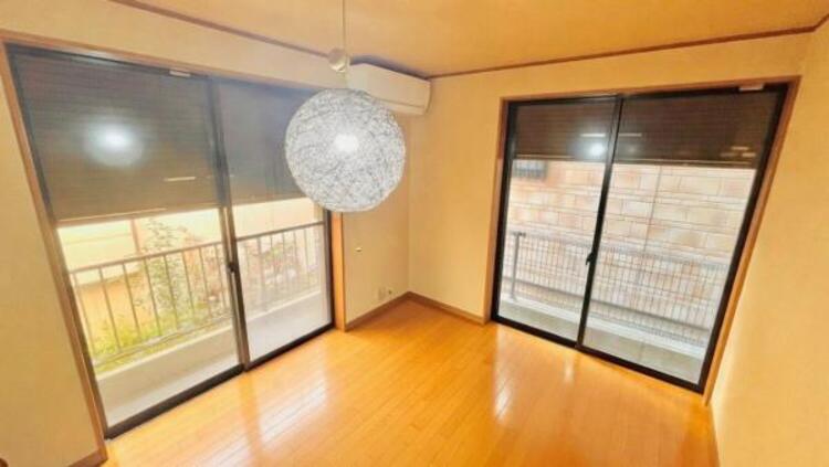 内装 充実した収納を備えている居室。約5.75帖ながら空間を広く使用できます。