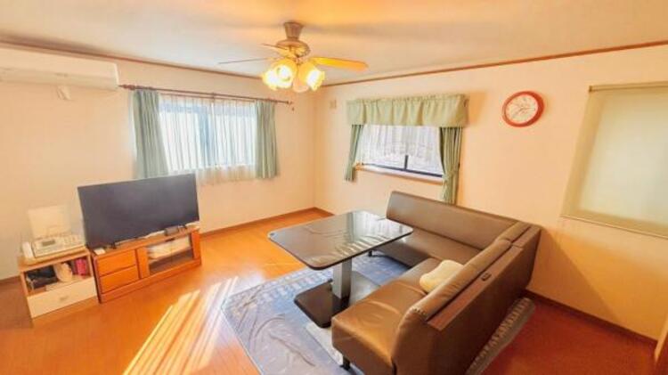 居間 広さ約20帖のLDKとして利用可能。南向きの窓から自然光が広がる空間です。家具を配置しても家族でゆったり過ごせます。