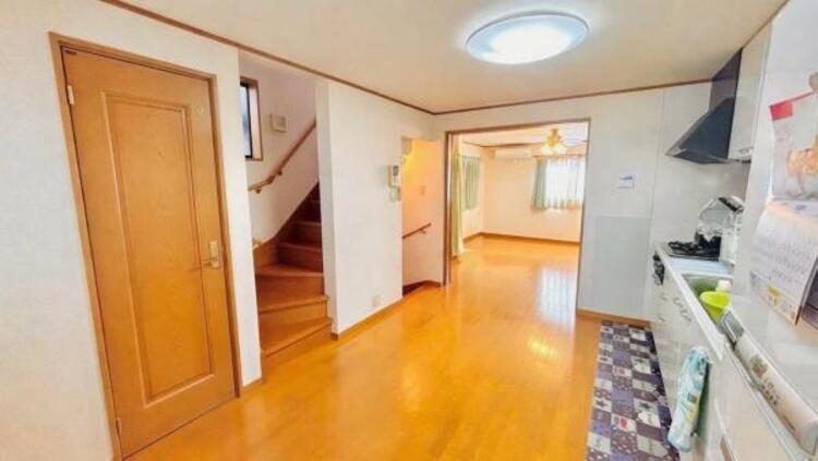 居間 広さ約20帖のLDKとして利用可能。南向きの窓から自然光が広がる空間です。（こちらの画像はCGによる家具消しを行っております）