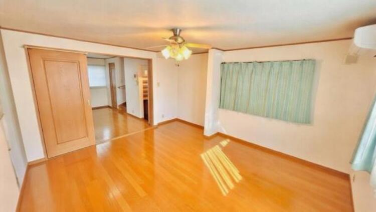 居間 広さ約20帖のLDKとして利用可能。南向きの窓から自然光が広がる空間です。（こちらの画像はCGによる家具消しを行っております）