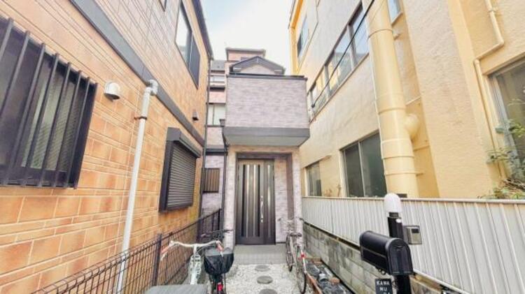 外観 玄関が前面道路から見えにくく、置き配の受け取りにも便利です。