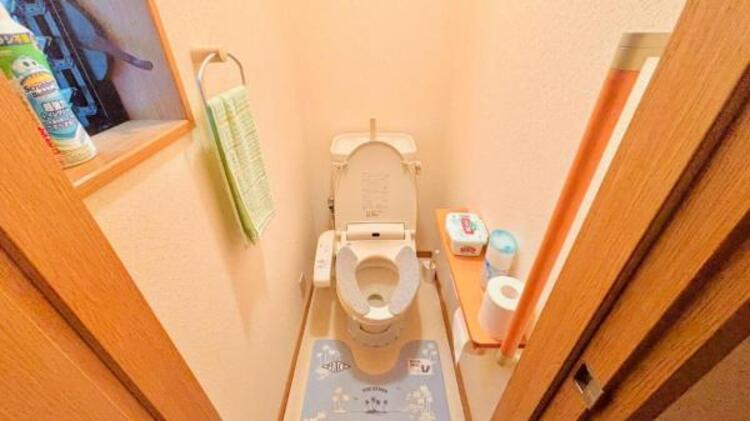 トイレ 棚付きの2連ペーパーホルダー付き。予備がある安心感と上部に小物を置ける便利さを兼ね備えています。