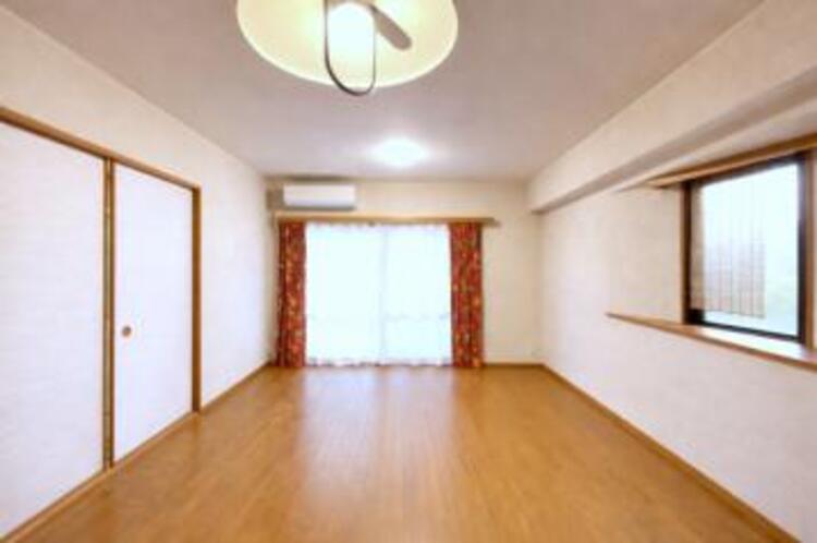 居間 光と風があふれる開放的なリビングダイニングには自然と家族みんなが集まってきます。（CG加工済み・2月25日撮影）