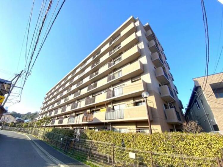 外観 天気の良い空、緑と好相性。そのスマートな佇まいについ足を止めてしまいそうになります。（2月25日撮影）