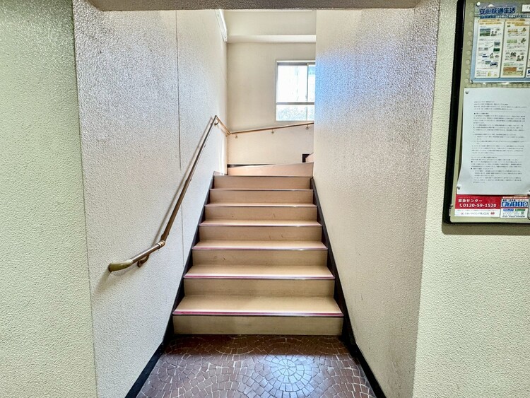 その他 共用部の階段です。明るく清潔に管理されています。