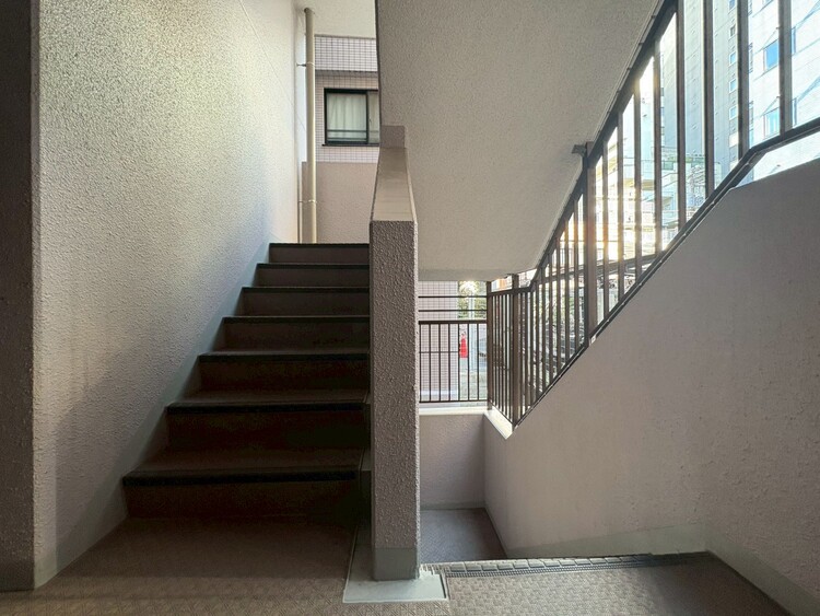 その他 共用部の階段です。明るく清潔に管理されています。