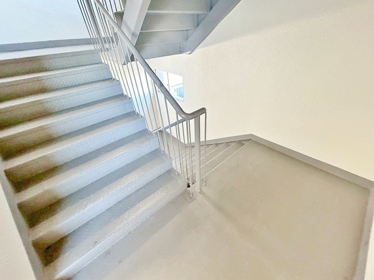 その他 共用部の階段です。明るく清潔に管理されています。