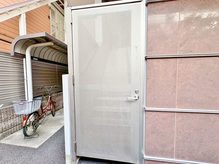 その他 共用部の階段です。明るく清潔に管理されています。