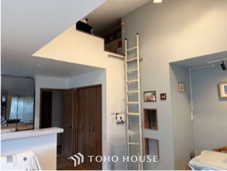 内装 ◆キッチン◆美しく使いやすいキッチンは油汚れが簡単に拭き取れる素材で加工されており、浄水器シャワーから流す水の音を軽減する静かなシンクを採用。見えないところにさり気ない配慮が嬉しいですね