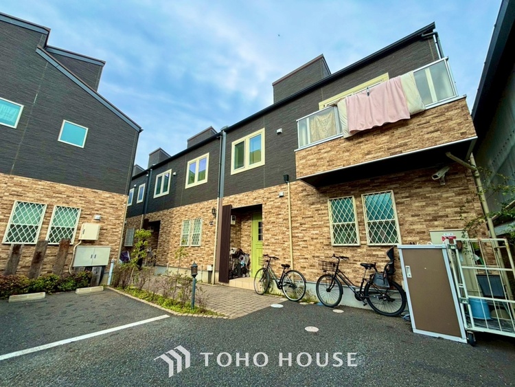 外観 ◆共有空間◆些細な事でほっぺを膨らまして怒る君。それでも僕達はこれからも一緒だよ。喧嘩をしても離れたくないから一つはさんだ同じ場所にいる。分かるよ。そこに君が