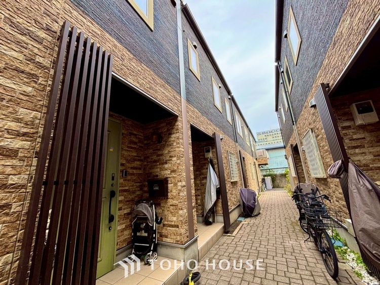 外観 ◆浴室◆の温もりを感じ、ふわりと寄り添う太陽の妖精たちが自然と僕達を微睡ませる。うとうとしたい訳ではないがそんな時間が嫌いじゃない自分がここにいる。