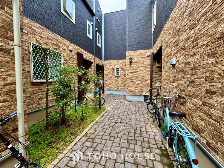 外観 ◆リビング◆たくさんの窓から注ぐ太陽の光。時間の経過とともに光と影のコントラストがこの空間のムードを変え、部屋に変化と温もりをもたらしてくれる。