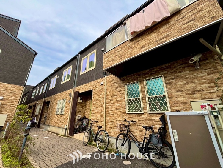 外観 ◆窓を開けると◆冷涼な風、そよぐリビング。だんらんの場所はここから始まり、ここで終わる。家族の笑顔が集う素敵な場所だから、こだわり抜いた思いが詰まっているのだと思う。