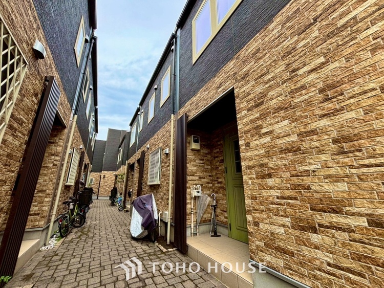 外観 ◆ここに在る◆事も無げに美しく、伝えるには筆舌に尽くし難い。豪華絢爛や華美と言う事ではなく、住まう者にとって暮らし易く心地がいいと言う美しさがこの住まいには込められている。