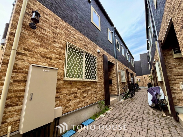 外観 ◆リビング◆そこには目を輝かせ笑顔で見つめてくれる君がいて、「おかえり」の言葉がこだまする。何気ない日々の挨拶は僕にとっては幸せで、同時に君の瞳にも恋している。