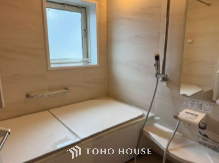 風呂 ◆木漏れ日◆の様な採光が優しく足元を照らし、心地いい暮らしの道しるべを写し出す。この空間で過ごす家族との語らいの時間がとても素敵で幸せを感じるかもしれない。