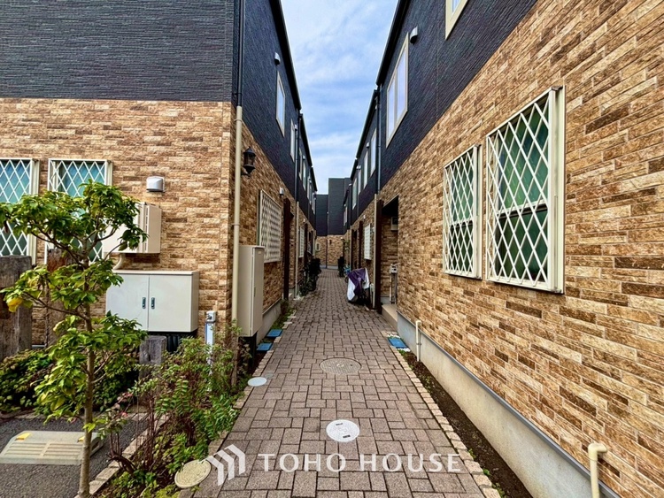 エントランス ◆色彩◆この空間に放たれた光は華美なまでに演出されたデザイン。流れる時をより芳醇なコーヒーの様な色彩奏でるアダージョ。そして情景豊かな作品のような暮らしがイメージできる。