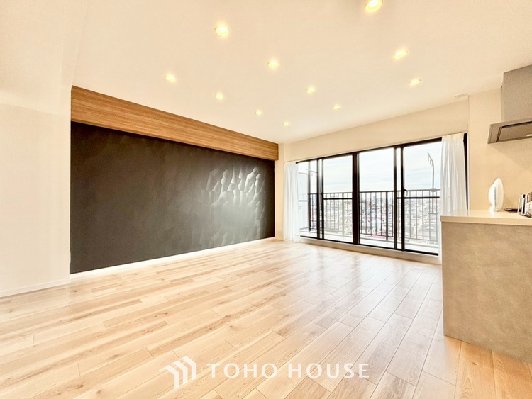 内装 ◆木漏れ日◆の様な採光が優しく足元を照らし、心地いい暮らしの道しるべを写し出す。この空間で過ごす家族との語らいの時間がとても素敵で幸せを感じるかもしれない。