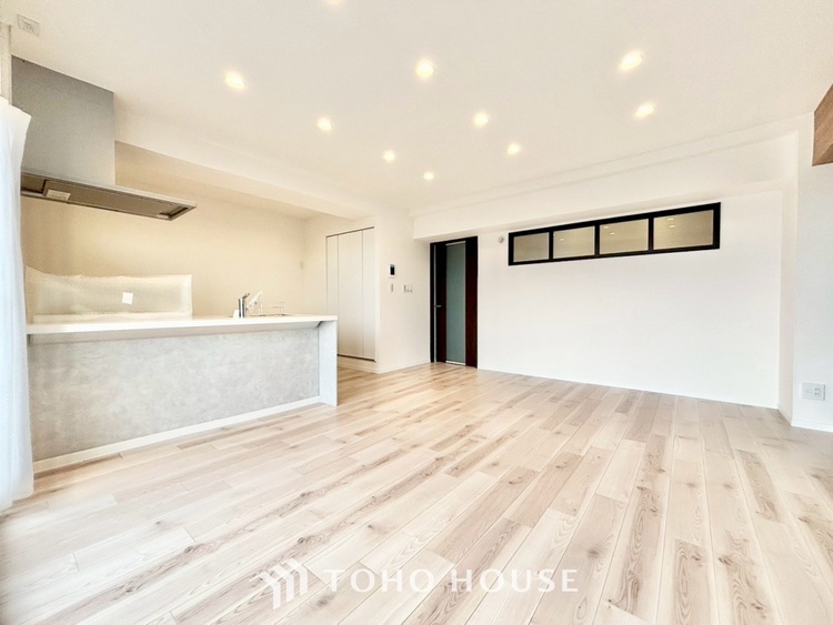 内装 ◆リビング◆たくさんの窓から注ぐ太陽の光。時間の経過とともに光と影のコントラストがこの空間のムードを変え、部屋に変化と温もりをもたらしてくれる。