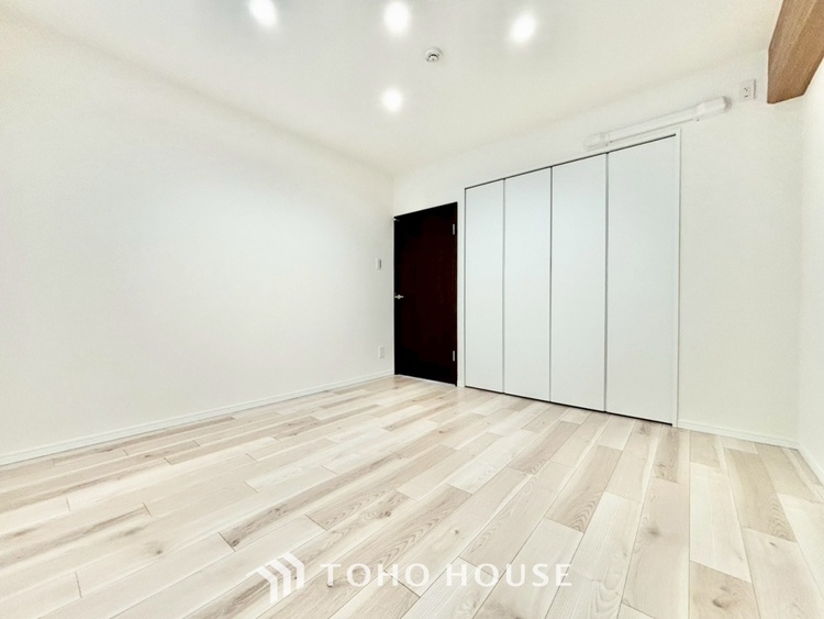 内装 ◆色彩◆この空間に放たれた光は華美なまでに演出されたデザイン。流れる時をより芳醇なコーヒーの様な色彩奏でるアダージョ。そして情景豊かな作品のような暮らしがイメージできる。