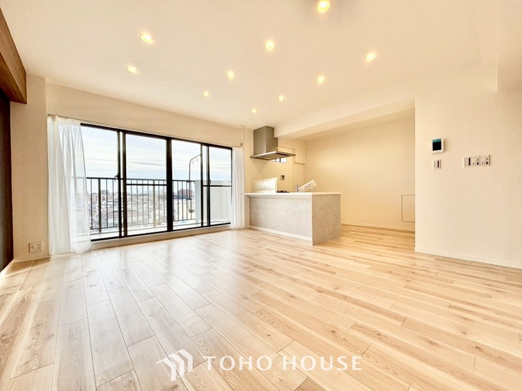 内装 ◆今宵の食卓◆ダウンライトに反射するグラスを眺めながらワインを注ぐ。トクトクと心地いい音をさせながら、フランスの古城を思わせる薫りがたちこめ、とても幸せな時を過ごせる。