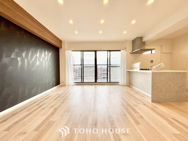 内装 ◆窓を開けると◆冷涼な風、そよぐリビング。だんらんの場所はここから始まり、ここで終わる。家族の笑顔が集う素敵な場所だから、こだわり抜いた思いが詰まっているのだと思う。