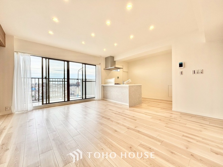 内装 ◆リビング◆そこには目を輝かせ笑顔で見つめてくれる君がいて、「おかえり」の言葉がこだまする。何気ない日々の挨拶は僕にとっては幸せで、同時に君の瞳にも恋している。