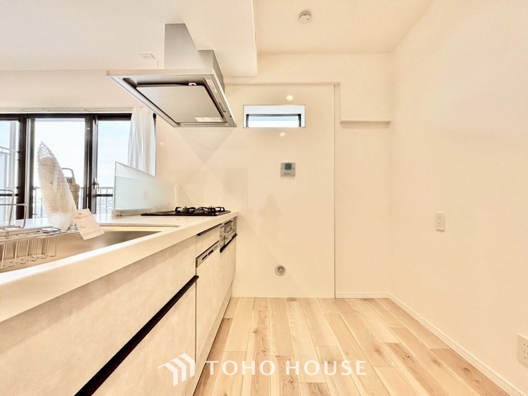 キッチン ◆キッチン◆美しく使いやすいキッチンは油汚れが簡単に拭き取れる素材で加工されており、浄水器シャワーから流す水の音を軽減する静かなシンクを採用。見えないところにさり気ない配慮が嬉しいですね