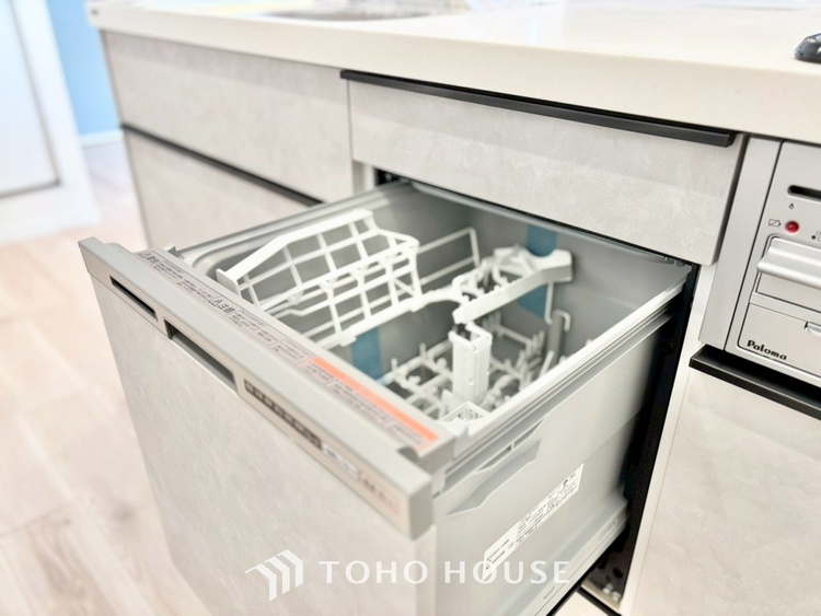 キッチン ◆キッチン◆美味しい料理を作りたくなるような気持にさせてくれる、腕を振るえる自慢のスペース。見上げると柔らかなダウンライトが包み込み、彩りを添えます。艶と光沢のある居心地の良いわが家のキッチン。