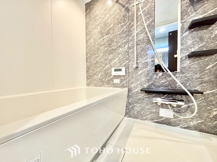 風呂 ◆浴室◆の温もりを感じ、ふわりと寄り添う太陽の妖精たちが自然と僕達を微睡ませる。うとうとしたい訳ではないがそんな時間が嫌いじゃない自分がここにいる。