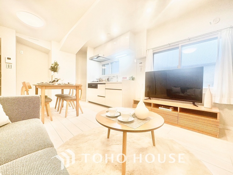 内装 【LIVING】◆陽光◆が差し込む。この開放的なLDKに家族の笑顔が集う。家族が一緒に過ごす空間は明るく、そして居心地よく。