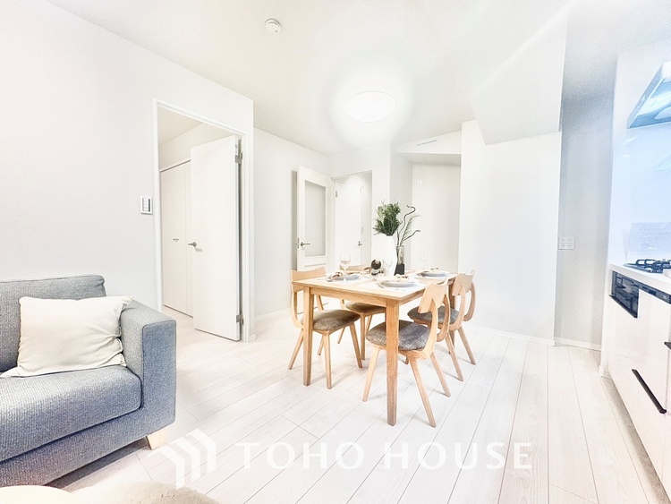 内装 【LIVING】◆扉を◆開くとこの景色。家族の”おかえり”の声が聞こえてきそう。