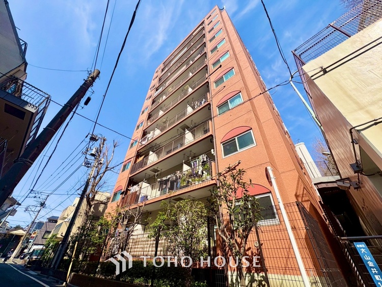 内装 ここはみんなが集い、食事と楽しい会話が始まる場所。話に夢中になりすぎて、ついつい時を忘れ、夜半過ぎになってしまう。そんな束の間の幸せを感じさせてくれます。